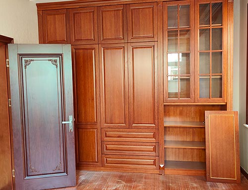 屏南中式家庭装修里定制的实木衣柜效果图